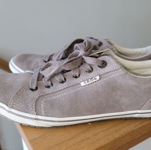 Taos size 9 womens shoes